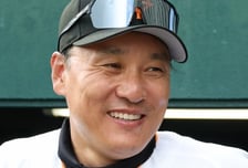 'KBO 감독→NPB 코치' 국민타자 이례적 결정, 日 명문 요미우리행 어떻게 이뤄졌나 [오키나와 현장]