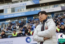 '경인더비 승장' 김기동, 개막전 징크스도 깼다 "3년 동안 다 졌는데 오늘은 이겼다"... 선수들 '전방 압박' 칭찬 [인천 현장]