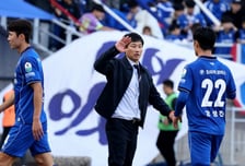 [포토]'전반전 마친 선수들' 하이파이브 이정효 감독