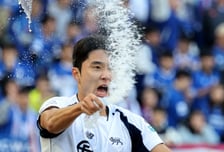 [한번에쓱]선제돌 터트린 이랜드 박재용 '물뿌리기 세리머니'