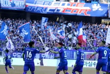 [포토]'동료들과 자축하는' 동점골 박현빈