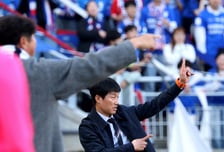 [포토]'선수들에 사인보내는' 이정효 감독