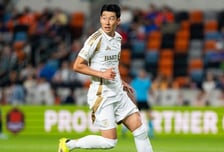 'SON 막으려면 레드카드뿐' 손흥민, '퇴장 2명 유도+멀티 도움' 맹활약... 슈팅 1위·드리블도 1위 폼 美쳤다