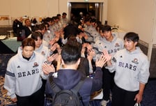 '코로나19 팬데믹 이후 처음' 두산 "선수단과 팬들 접점 확대한다" 日 캠프서 훈훈한 시간