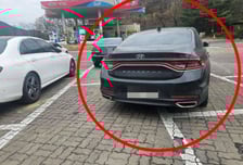 휴게소 주차장 3칸 점령 '무개념 차주'…"애 데리고 과자 사 와"