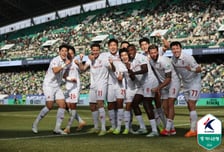 '대이변' 승격팀 부천, 디펜딩 챔피언 전북에 3-2 짜릿 역전승... '새역사' 개막전서 1부 첫 승