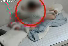 [영상]"뒷짐진 엄마, 발로 아기 밟아"...4개월 영아 사망, 홈캠 속 충격 영상