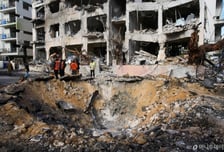 "두바이 호텔로 드론 파편" "아부다비 폭음"...이란 반격에 아수라장