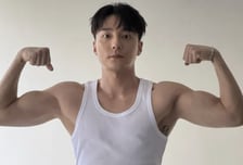 '난닝구' 입고 노래하더니...로이킴, 진짜 속옷 모델 됐다