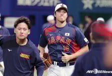 "동경하지 말자"했지만... 日은 오타니 열풍, 배웅하는 팬들로 북세통 "밀지마세요" 나고야역은 대혼돈이었다
