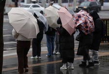 [오늘 날씨] 전국 흐리고 곳곳 눈·비…미끄러운 출근길