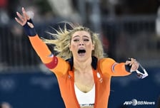 '지퍼 쫙 내려 속옷 노출' 빙속 여제, 이 덕에 또 '돈방석'... 실착 유니폼 '수억' 낙찰 "호날두 제치고 신기록"