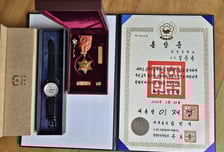 3년 전 '尹 훈장' 거부했던 교장…李대통령 훈장 받고 "감사"