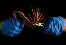 맨홀 열고 구리선 200m '싹둑'…경찰에 "철거작업 중" 거짓말한 60대