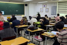 "암 수술 두 번 견딘 엄마, 공부하는 모습 존경"...얼굴에 꽃피운 만학도들