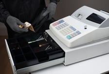 현금출납기 톱으로 잘라 1500만원 '슬쩍'…돈 훔친 호텔 직원 체포