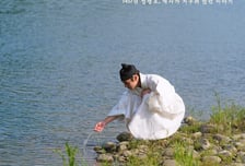 천만 앞두고 신난 '왕사남', 유해진 제안으로 탄생한 박지훈 강가 신 포스터 공개