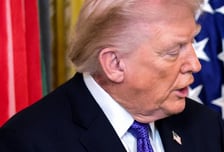 트럼프 목에 '붉은 반점'...또 건강 이상설? 주치의 "피부 연고 때문"