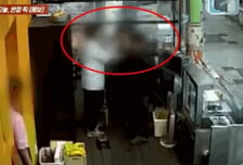 닭꼬치 '환불' 요구에 돈 돌려주고 폐기했는데..."왜 버려?" 난동 피운 손님