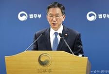 저출생 쇼크 앞 인력절벽 문제에 법무부, 인재유치 비자 신설·확대