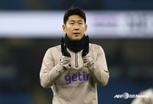 '손흥민 없는' 토트넘 처참한 몰락... 팬들 '나치 경례' 쇼크에 UEFA 벌금 폭탄+징계까지