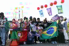 "광화문서 노숙하실 분"...숙박료 5배 쑥, BTS 팬들 '명당 선점' 밤샌다