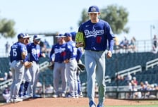 '볼볼볼→만루홈런 쾅' LAD 사사키, 0이닝 4실점→1회 강판... 그런데 2회 재등판 후 2이닝 완벽투 '쑥스러운 승리 투수' 됐다
