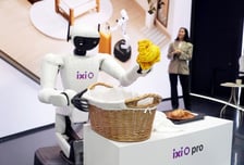 "갑자기 출장" 아내에 전화했더니...로봇이 식당예약 취소·짐도 '척척'