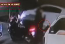 "한두번 해본 솜씨 아니야"...배달 기사 자리 비우자 족발 '슬쩍'