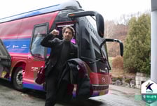 "진심으로 사과드린다" 황보관 단장 고개 숙였다 "개막전부터는 구단 랩핑 버스 사용"