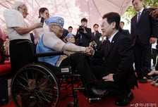 李 대통령, 필리핀서 한국전 참전 용사 만나 무릎 꿇고 예우…"한국에 오시라"