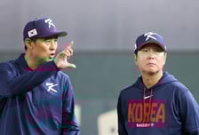 [포토]'김광삼 코치와 이야기 나누는' 야구대표팀 류지현 감독