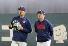 [한번에쓱]'김광삼 코치와 이야기 나누는' 야구대표팀 류지현 감독