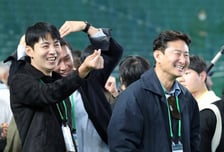 [포토]'훈련지켜보다 하트발사' 이대형 해설위원