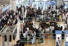 "공항서 플래시 쏘고 게이트 막아"...연예인 '황제경호' 없앤다