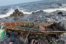 벌써 4번째...제주 해안 떠내려온 폐목선, 안에는 '북 노동신문'