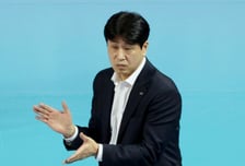'코치 폭행 혐의' 김종민 감독 약식기소…배구연맹 "법원 판결 따를 것"