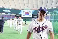 [포토]'미소지으며 그라운드 나서는' 고우석