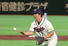 [포토]'받으시오!' 1루 노시환