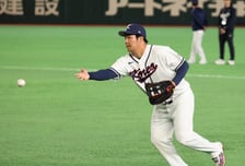 [포토]'받으시오!' 1루 문보경