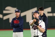 [포토]'2루수 김혜성 지켜보는' 류지현 감독