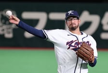 [포토]'믿음이 가죠?'  캐치볼로 몸푸는 데인 더닝