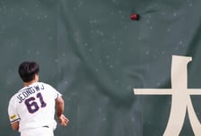 [포토]'외야펜스에 한방' 정우주