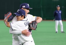 [포토]'캐치볼 마치고 포옹' 위트컴과 신민재