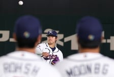 [포토]'3루수 출신 문보경, 노시환 상대로 캐치볼' 김도영