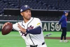 [포토]'어깨 푸는데는 미식축구공 던지기가 딱이지' 존스