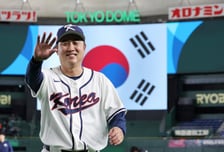 [포토]'취재진 향해 손인사'' 최원호  코치