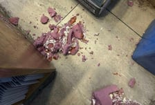 "유통기한 짧잖아" 바닥에 빵 내던진 손님...어린 알바생 '벌벌'