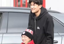 '케인도 그냥 갔는데...' 김민재, 720km 달려온 휠체어 팬 앞 '돌연 하차→정겨운 포옹'... 독일도 놀란 역대급 팬서비스