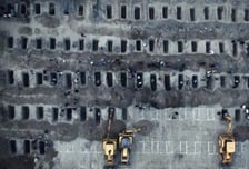 이게 다 무덤?…초등생 175명 장례식에 수천명 "사탕 뿌리며 통곡"